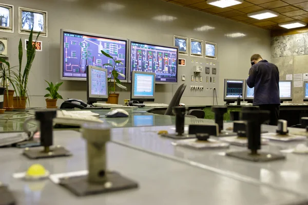 Man aanroepende telefoon in fabriek controlekamer — Stockfoto