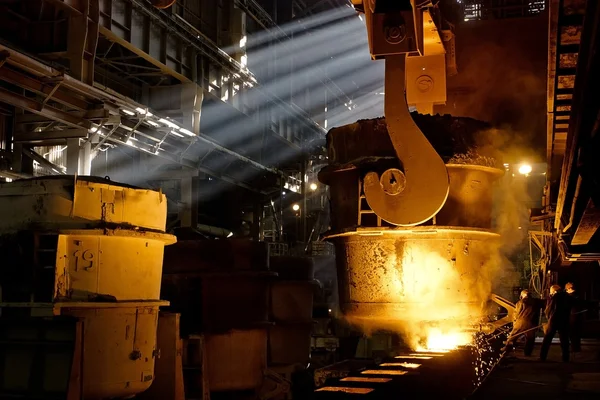 Dokonywanie metalowe w fabryce — Zdjęcie stockowe