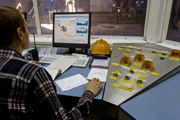 Worker in factory control room — Stock Photo, Image