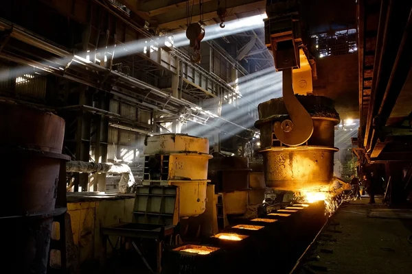 Производство металла на заводе — стоковое фото
