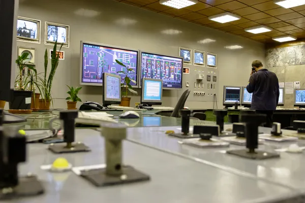 Trabajador en fábrica en sala de control — Foto de Stock