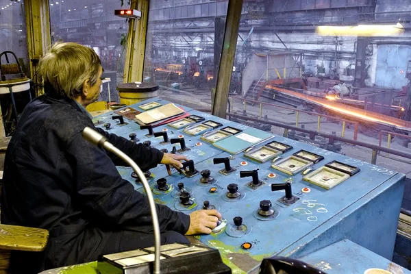 Trabajador en fábrica en sala de control — Foto de Stock