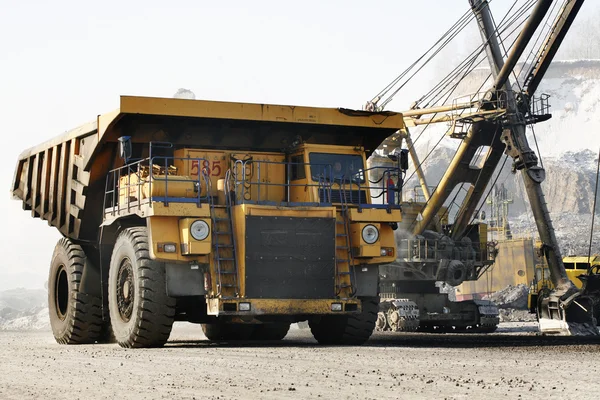 Duże żółte górnictwo truck — Zdjęcie stockowe