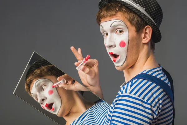 Clown grimacant devant un miroir — Photo