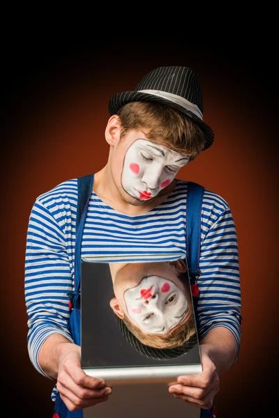 Clown grimacant devant un miroir — Photo