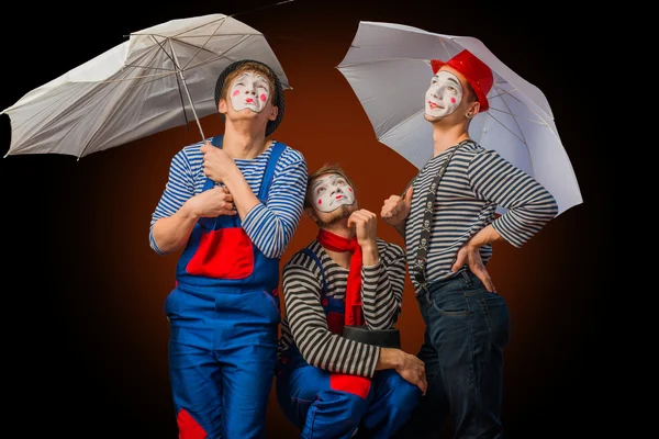 Clowns mit Regenschirmen — Stockfoto