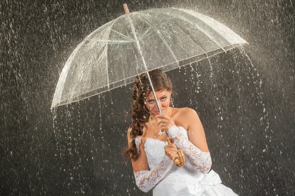 Noiva em pé sob chuva — Fotografia de Stock
