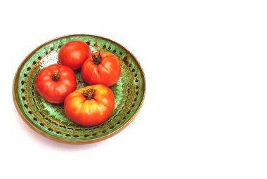 Organik domates izole Yeşil Kil tabakta