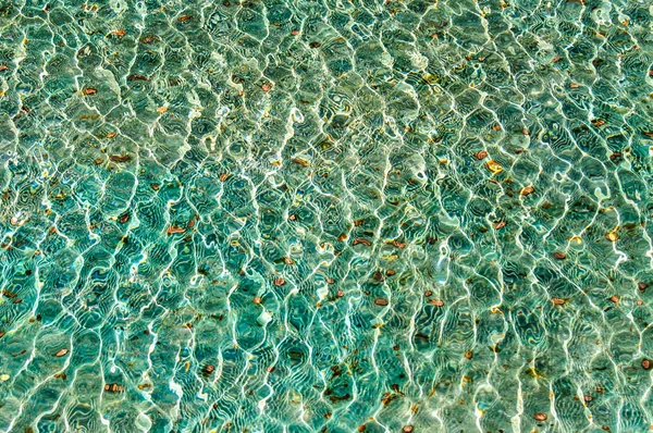 Çeşme suyundaki bozuk paralar