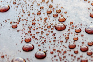 paslı metal su damlaları