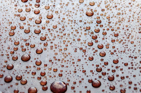 paslı metal su damlaları