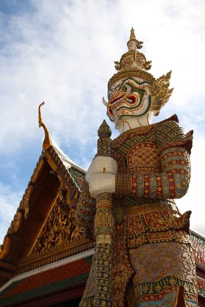 Géant blanc à Wat Phra Kaew — Photo