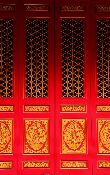 Puerta roja en templo chino Fotos De Stock