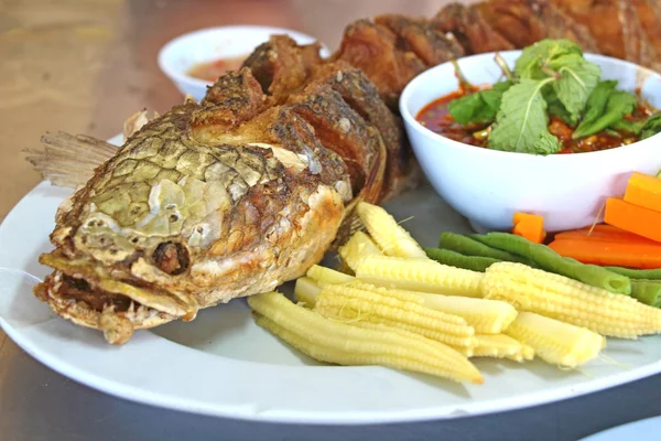 Kızarmış yılan kafa balık