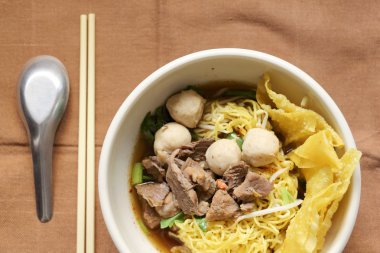 Demlenmiş Domuz noodle