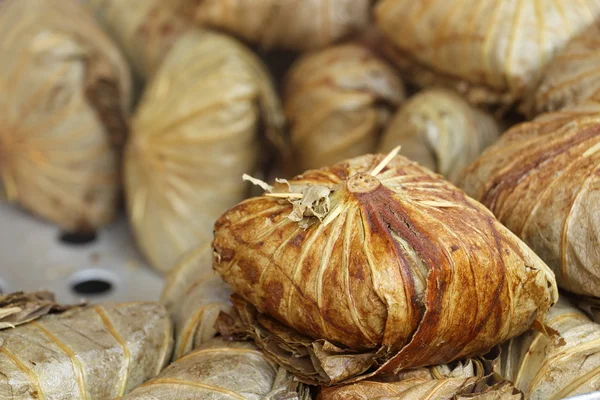 Lotus yaprak sarılı pirinç