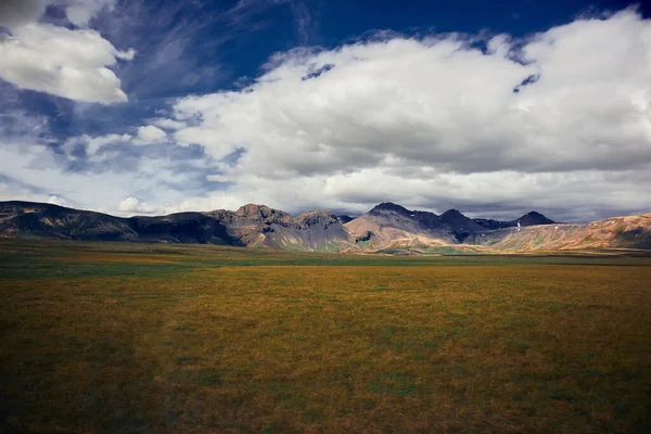 Obrovské Mechem Pokryté Lávové Pole Horami Dálce Kalném Modrém Pozadí — Stock fotografie