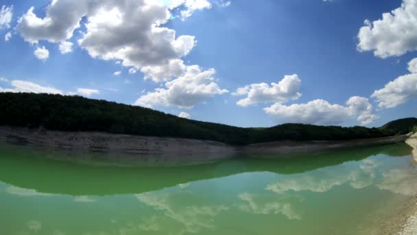 Vysoké horské jezero s modrou oblohou cloudscape široký úhel časová prodleva — Stock video