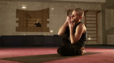 yoga eğitmeni bacaklar esnek egzersizleri spor salonunda gösterir