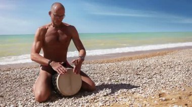 ritim yalnız sahilde djembe geleneksel davul çalar yendi
