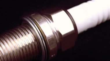 İçten yanmalı motor (Ben? e) buji ateşleme an silindir içinde
