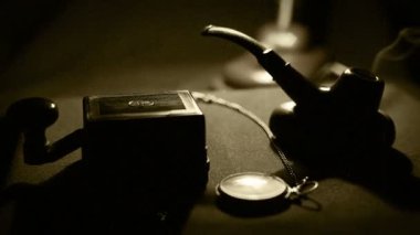 eski film askeri sahnesi: Sigara boru, morse telgraf anahtarı, cep saati ve lamba