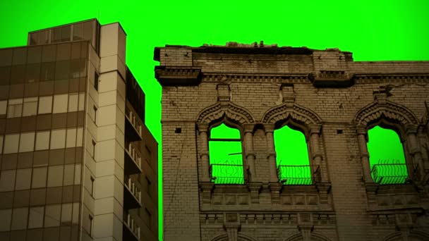 Edifícios antigos e modernos com verde tela chromakey fundo do céu — Vídeo de Stock