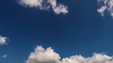 Mavi gökyüzü üzerinde beyaz bulutlar slowmotion timelapse