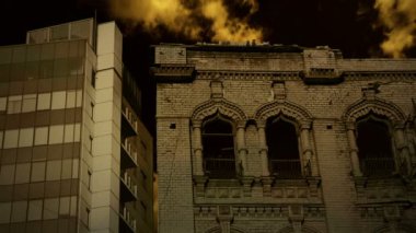 eski destroed bina üzerinde uğursuz gece gökyüzü
