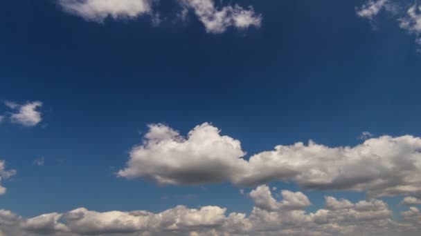 Timelapse slowmotion nubes blancas en el cielo azul — Vídeos de Stock