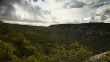 Ukrayna, Kırım, eski kermen cave city: bulutlu Yeşil Vadi görünümüne