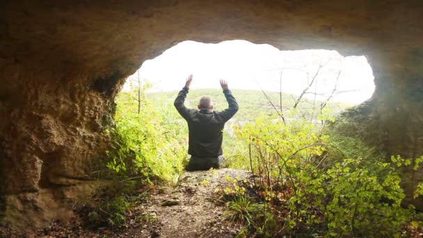 Meditación yoga ejercicios en alta montaña cueva de respiración — Vídeo de stock