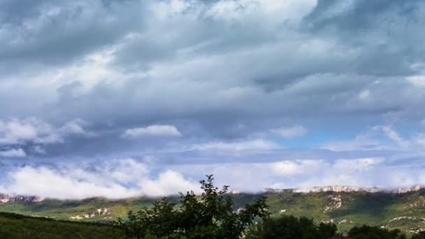 Nubes de tormenta sobre el lapso de tiempo de las montañas de Crimea — Vídeos de Stock