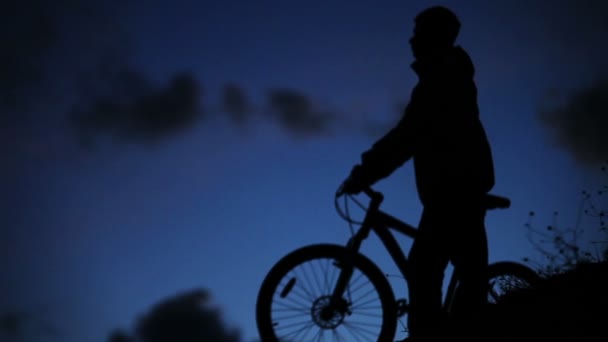 Hd 品質: 夜、自転車は家に行く — ストック動画