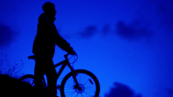 Qualità HD: Cavaliere della bicicletta di notte va a casa — Video Stock