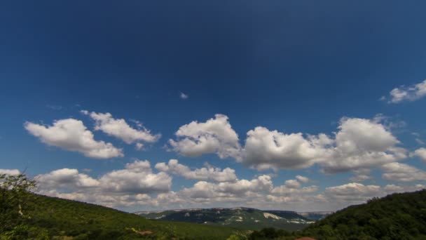 Brede hoekmening aan groene bergen met timelapse wolken — Stockvideo