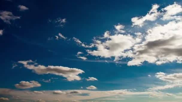 Timelapse nubes blancas en el cielo azul — Vídeo de stock