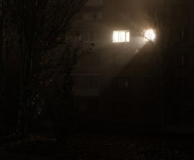 Konsept Fotoğraf: tam karanlık evde duvardaki iki parlak pencere