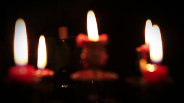 Kerzen im Kandelaber mit fünf Niederlassungen in voller Dunkelheit — Stockvideo