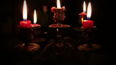 Pyres mum tam karanlıkta beş şubeleri ile