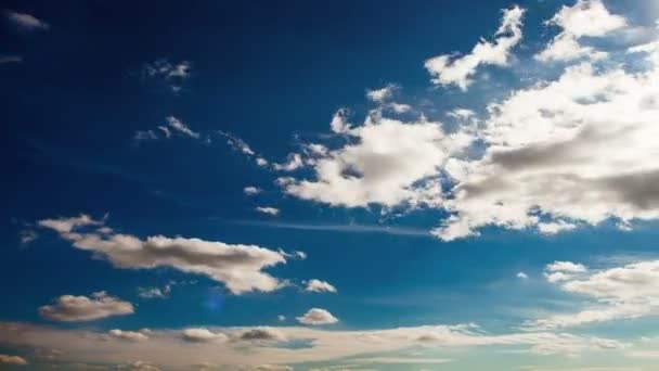 Белые облака timelapse на голубое небо — стоковое видео