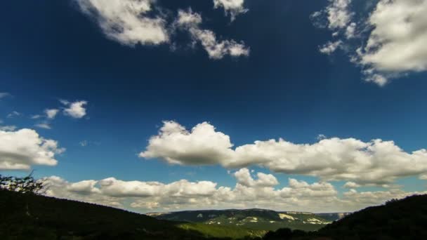 Grande angular vista para montanhas verdes com nuvens timelapse — Vídeo de Stock