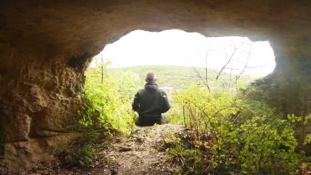 Yoga meditatie ademhalingsoefeningen in hoge berg grot — Stockvideo