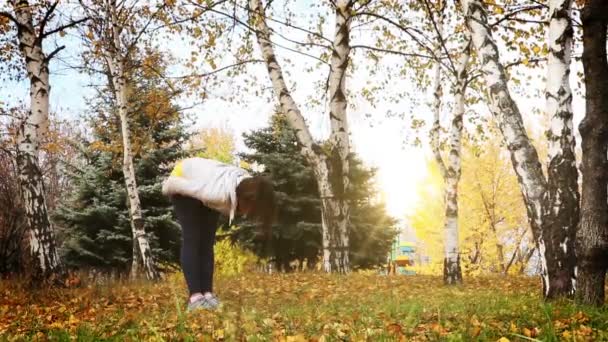 Žena dělá jógu ranní cvičení v podzimní park — Stock video