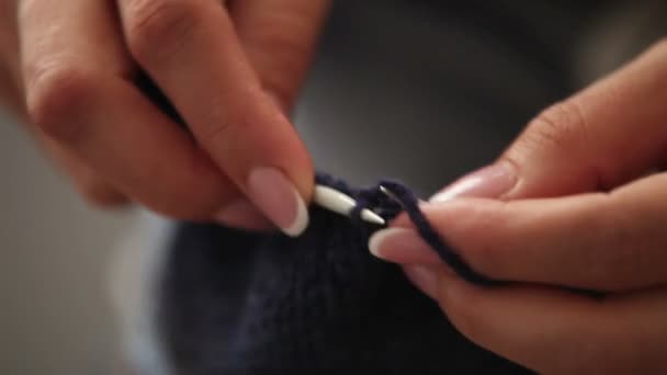 Woman knitting: hands close up shot — Stock Video