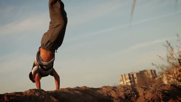 Gatan acrobat tumlande i luften — Stockvideo
