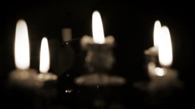 Pyres mum tam karanlıkta beş şubeleri ile