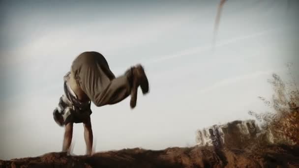 Street acrobat tumbling in the air — Stock Video
