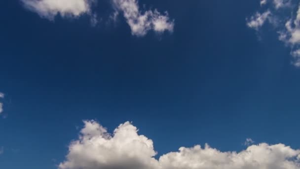 White clouds slowmotion timelapse on the blue sky — Stock Video