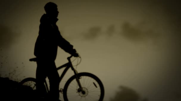 Rower rider w nocy idzie do domu: monochromatyczne wideo — Wideo stockowe
